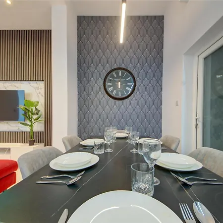 Luxury 3br Duplex In The Heart Of By 360 Estates Апартаменты