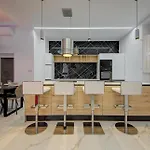 Luxury 3br Duplex In The Heart Of By 360 Estates Διαμέρισμα
