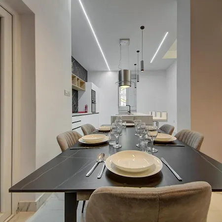 Luxury 3br Duplex In The Heart Of By 360 Estates Апартаменты